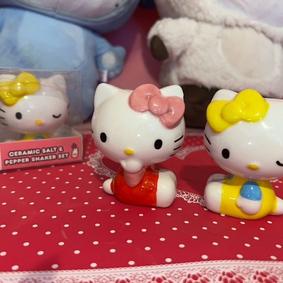 Hello kitty salt and pepper shakers - Picture 3 of 3
